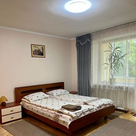 Apartment Oksi Лвив Екстериор снимка